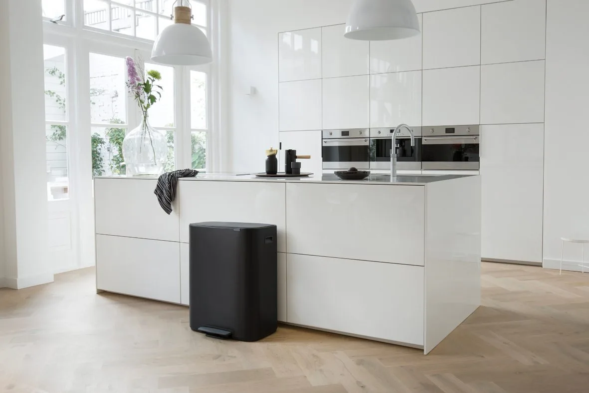 פחי אשפה דוושה בנפח 60 ליטר - Brabantia BO שחור-מט