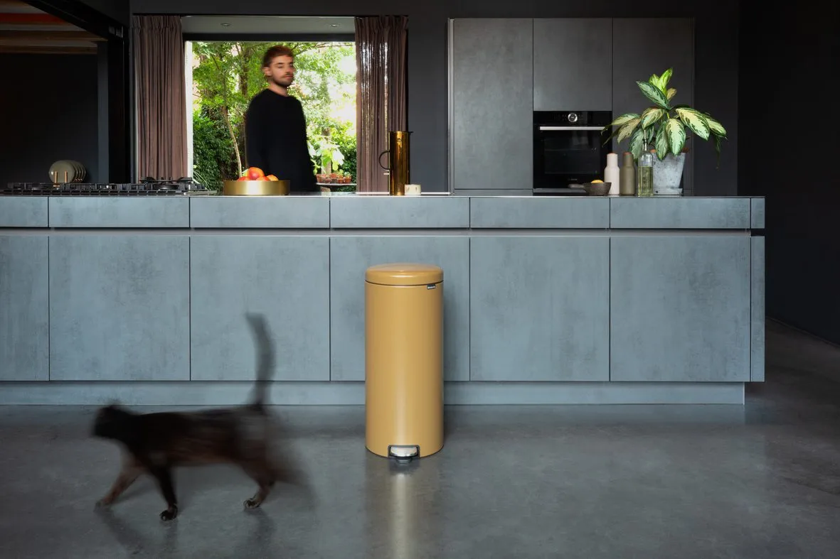 פח אשפה דוושה למטבח בנפח 30 ליטר - Brabantia NewIcon warm-gold
