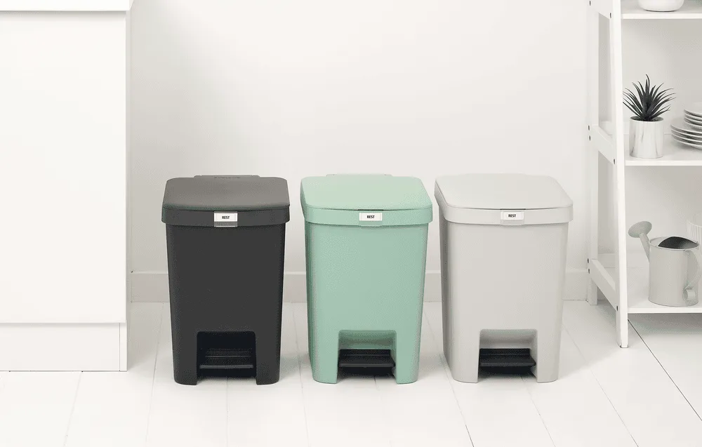 פח דוושה למיחזור והפרדה בנפח 25 ליטר – Brabantia StepUp אפור-כהה