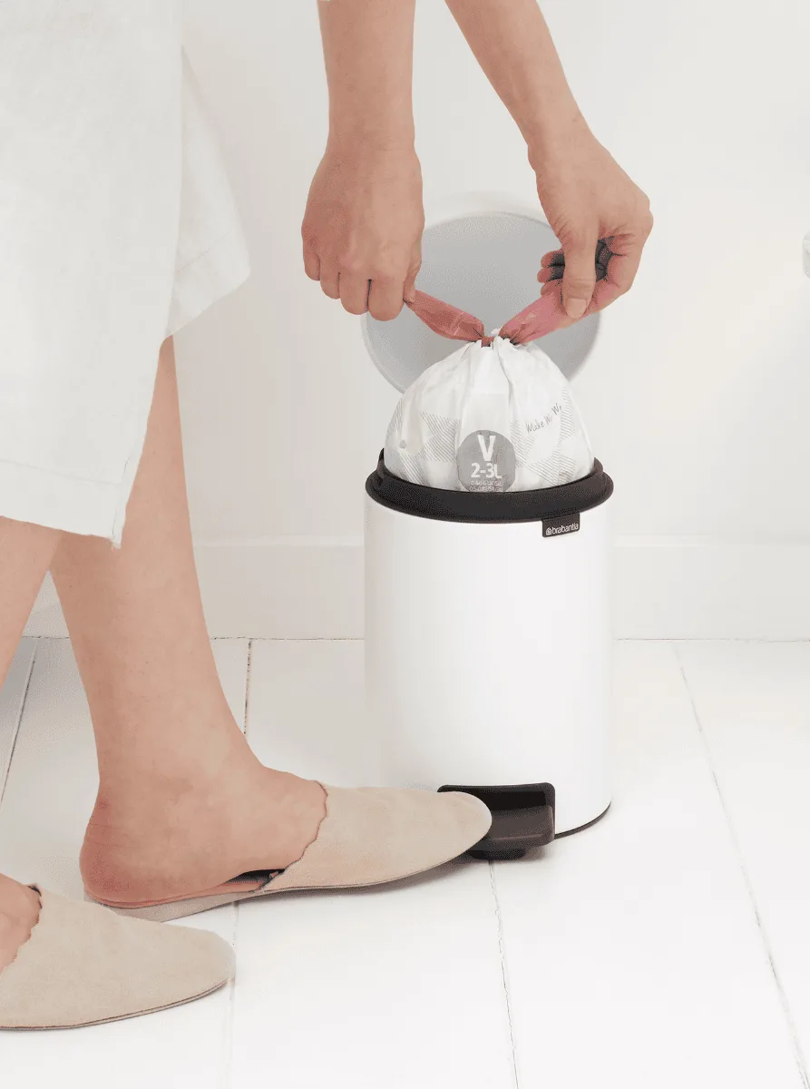 סט לשירותים Brabantia: פח פדל 3 ליטר NewIcon + מברשת אסלה קונית + מתקן קיר לנייר טואלט ברבנטיה – תמונה 7