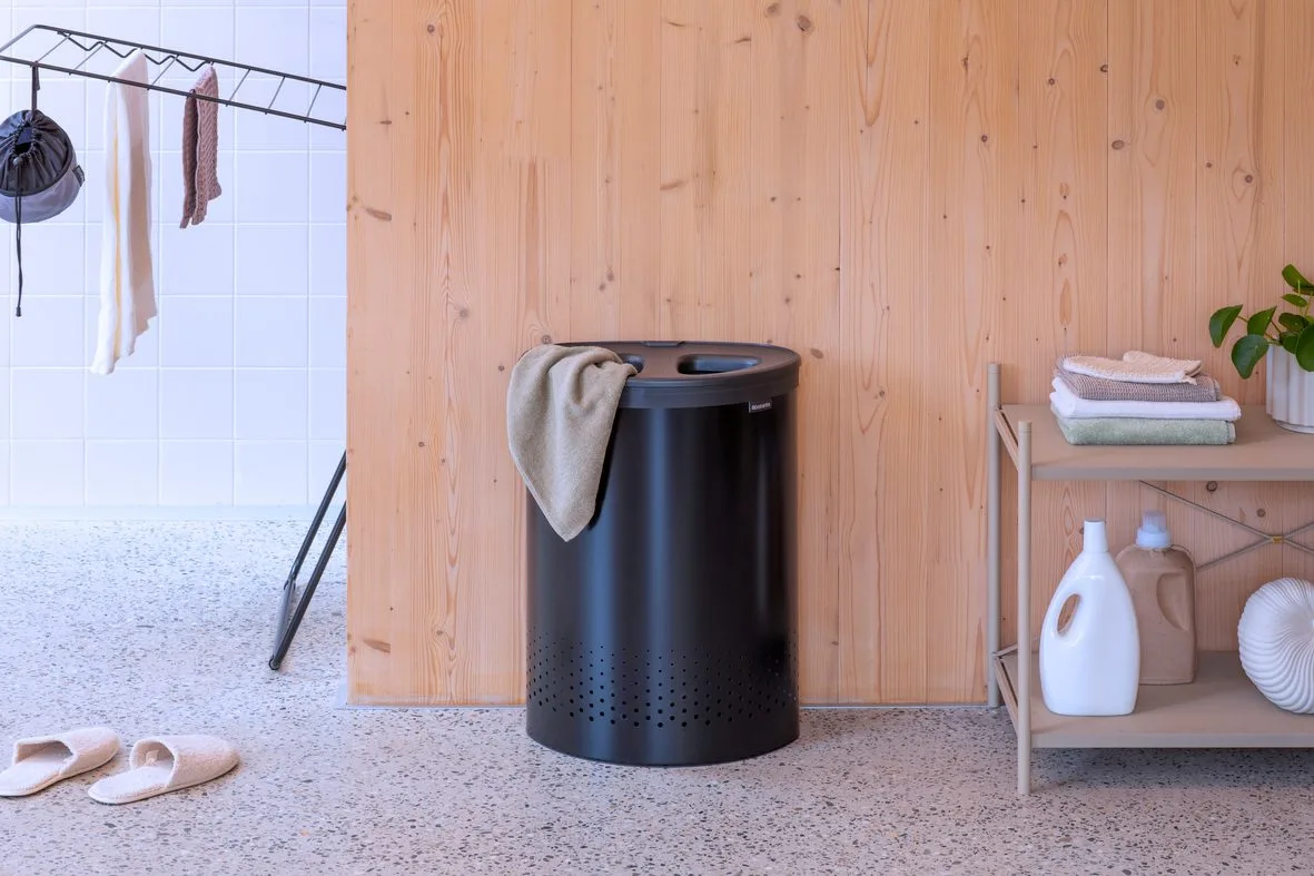 סל כביסה אובלי מחולק 55 ליטר שחור מט - Brabantia – תמונה 4