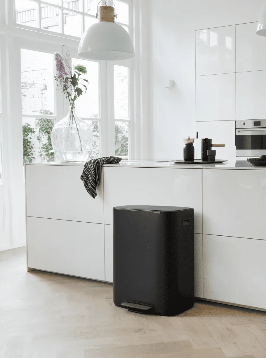 פח אשפה למטבח, מחולק 30+30 ליטר BO פדל Brabantia שחור-מט