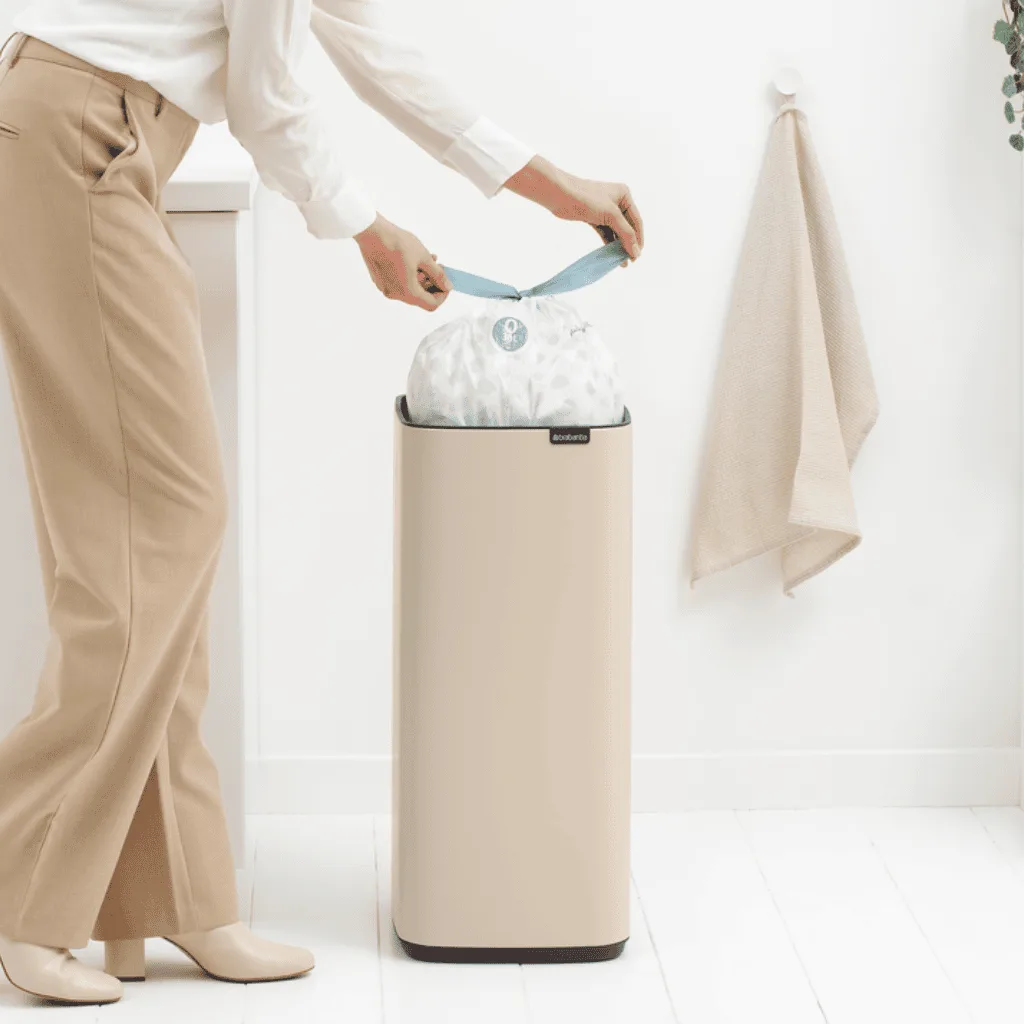פח אשפה למטבח BO טאץ 30 ליטר Brabantia בז-עדין