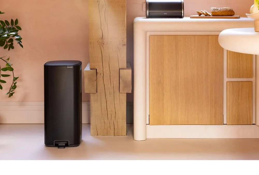 פח אשפה למטבח BO פדל 30 ליטר Brabantia שחור-מט