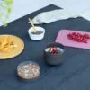 ⁦קערה לארוחת בוקר 0.5 ליטר Make & Take פלסטיק ללא BPA אפור כהה Brabantia עם מכסה שקוף לתוספות⁩ – תמונה ⁦4⁩