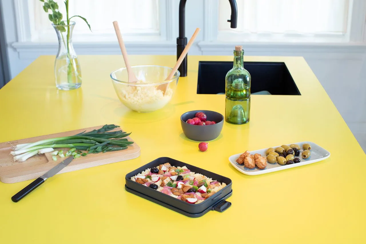 ⁦קופסת אוכל שטוחה 1.1 ליטר Make & Take פלסטיק ללא BPA אפור כהה Brabantia⁩ – תמונה ⁦4⁩