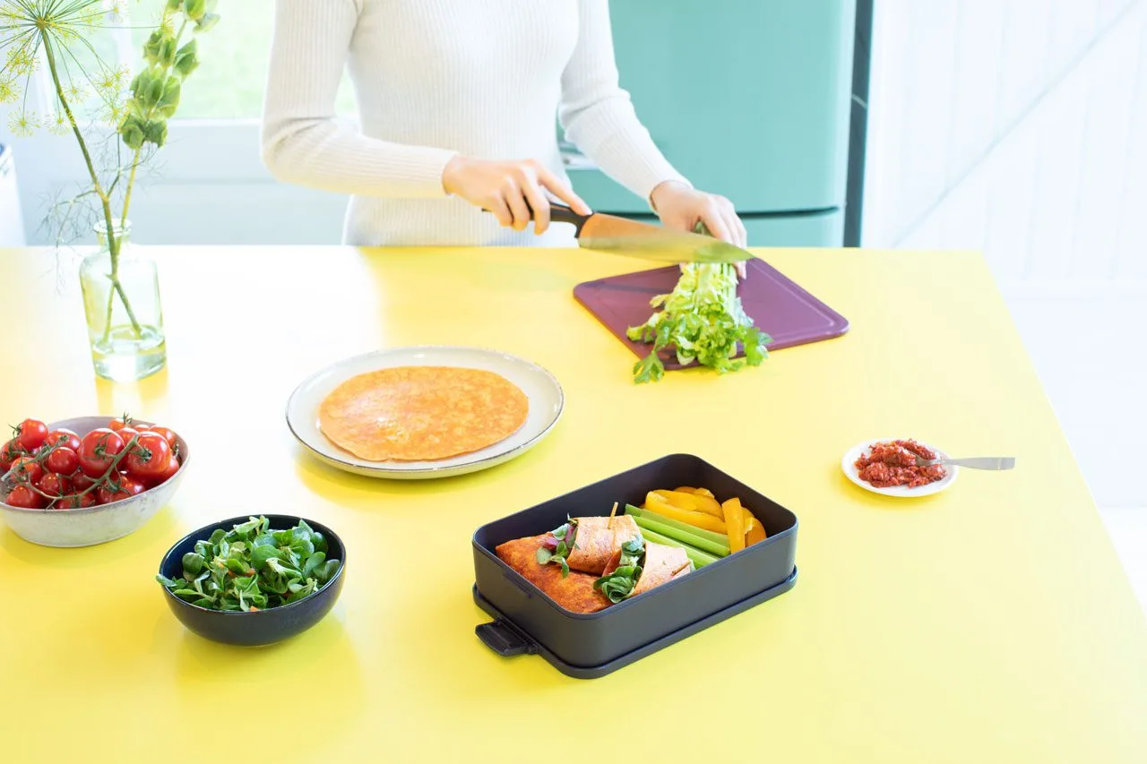 ⁦קופסת אוכל גדולה 2 ליטר Make & Take פלסטיק ללא BPA אפור כהה Brabantia⁩ – תמונה ⁦4⁩
