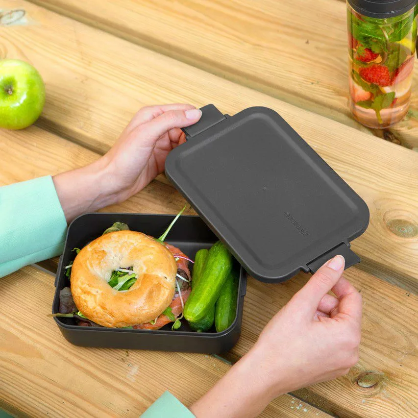 ⁦קופסת אוכל גדולה 2 ליטר Make & Take פלסטיק ללא BPA אפור כהה Brabantia⁩ – תמונה ⁦6⁩