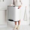 y 211300 bo pedal bin 60l white brabantia 02