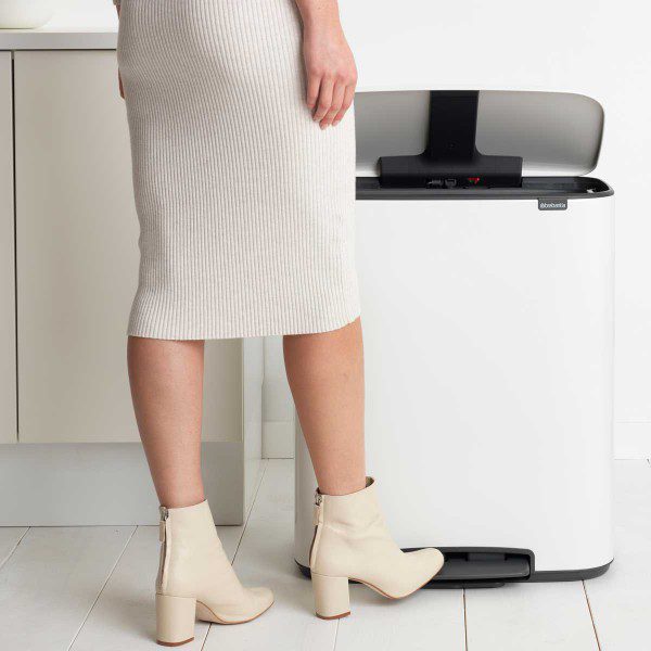 y 211300 bo pedal bin 60l white brabantia 03