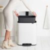 y 211300 bo pedal bin 60l white brabantia 05