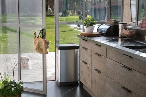 פח דקו 50 CURVER DECO BIN רקע כסוף