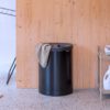 סל כביסה אובלי מחולק 55 ליטר שחור מט - Brabantia – תמונה 4