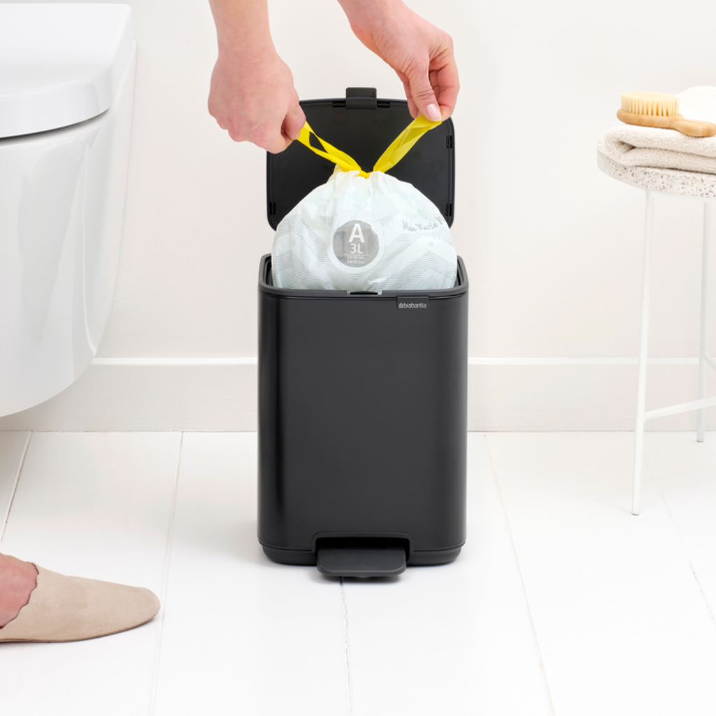 פח לשירותים BO פדל 4 ליטר Brabantia שחור-מט
