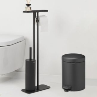 סט לשירותים אפור כהה מינרלי Brabantia: פח פדל 5 ליטר NewIcon + באטלר - מעמד לנייר טואלט, מברשת אסלה זיפים ומדף MindSet ברבנטיה