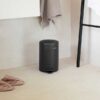 ⁦סט לשירותים אפור כהה מינרלי Brabantia: פח פדל 3 ליטר NewIcon + באטלר - מעמד לנייר טואלט, מברשת אסלה זיפים ומדף MindSet ברבנטיה⁩ – תמונה ⁦11⁩