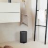 ⁦סט לשירותים אפור כהה מינרלי Brabantia: פח פדל 3 ליטר NewIcon + באטלר - מעמד לנייר טואלט, מברשת אסלה זיפים ומדף MindSet ברבנטיה⁩ – תמונה ⁦12⁩