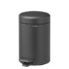 ⁦סט לשירותים אפור כהה מינרלי Brabantia: פח פדל 3 ליטר NewIcon + באטלר - מעמד לנייר טואלט, מברשת אסלה זיפים ומדף MindSet ברבנטיה⁩ – תמונה ⁦8⁩