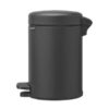 ⁦סט לשירותים אפור כהה מינרלי Brabantia: פח פדל 3 ליטר NewIcon + באטלר - מעמד לנייר טואלט, מברשת אסלה זיפים ומדף MindSet ברבנטיה⁩ – תמונה ⁦9⁩