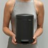 ⁦סט לשירותים אפור כהה מינרלי Brabantia: פח פדל 3 ליטר NewIcon + באטלר - מעמד לנייר טואלט, מברשת אסלה זיפים ומדף MindSet ברבנטיה⁩ – תמונה ⁦10⁩