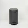 ⁦סט לשירותים אפור כהה מינרלי Brabantia: פח פדל 3 ליטר NewIcon + באטלר - מעמד לנייר טואלט, מברשת אסלה זיפים ומדף MindSet ברבנטיה⁩ – תמונה ⁦3⁩