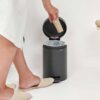 ⁦סט לשירותים אפור כהה מינרלי Brabantia: פח פדל 3 ליטר NewIcon + באטלר - מעמד לנייר טואלט, מברשת אסלה זיפים ומדף MindSet ברבנטיה⁩ – תמונה ⁦4⁩