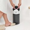 ⁦סט לשירותים אפור כהה מינרלי Brabantia: פח פדל 3 ליטר NewIcon + באטלר - מעמד לנייר טואלט, מברשת אסלה זיפים ומדף MindSet ברבנטיה⁩ – תמונה ⁦5⁩