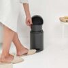 ⁦סט לשירותים אפור כהה מינרלי Brabantia: פח פדל 3 ליטר NewIcon + באטלר - מעמד לנייר טואלט, מברשת אסלה זיפים ומדף MindSet ברבנטיה⁩ – תמונה ⁦6⁩