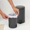 ⁦סט לשירותים אפור כהה מינרלי Brabantia: פח פדל 3 ליטר NewIcon + באטלר - מעמד לנייר טואלט, מברשת אסלה זיפים ומדף MindSet ברבנטיה⁩ – תמונה ⁦7⁩