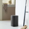 ⁦סט לשירותים אפור כהה מינרלי Brabantia: פח פדל 5 ליטר NewIcon + באטלר - מעמד לנייר טואלט, מברשת אסלה זיפים ומדף MindSet ברבנטיה⁩ – תמונה ⁦11⁩