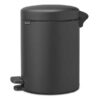 ⁦סט לשירותים אפור כהה מינרלי Brabantia: פח פדל 5 ליטר NewIcon + באטלר - מעמד לנייר טואלט, מברשת אסלה זיפים ומדף MindSet ברבנטיה⁩ – תמונה ⁦7⁩