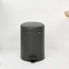 ⁦סט לשירותים אפור כהה מינרלי Brabantia: פח פדל 5 ליטר NewIcon + באטלר - מעמד לנייר טואלט, מברשת אסלה זיפים ומדף MindSet ברבנטיה⁩ – תמונה ⁦8⁩