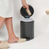 ⁦סט לשירותים אפור כהה מינרלי Brabantia: פח פדל 5 ליטר NewIcon + באטלר - מעמד לנייר טואלט, מברשת אסלה זיפים ומדף MindSet ברבנטיה⁩ – תמונה ⁦9⁩
