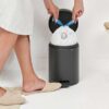 ⁦סט לשירותים אפור כהה מינרלי Brabantia: פח פדל 5 ליטר NewIcon + באטלר - מעמד לנייר טואלט, מברשת אסלה זיפים ומדף MindSet ברבנטיה⁩ – תמונה ⁦10⁩
