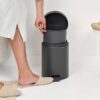 ⁦סט לשירותים אפור כהה מינרלי Brabantia: פח פדל 5 ליטר NewIcon + באטלר - מעמד לנייר טואלט, מברשת אסלה זיפים ומדף MindSet ברבנטיה⁩ – תמונה ⁦4⁩