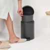 ⁦סט לשירותים אפור כהה מינרלי Brabantia: פח פדל 5 ליטר NewIcon + באטלר - מעמד לנייר טואלט, מברשת אסלה זיפים ומדף MindSet ברבנטיה⁩ – תמונה ⁦12⁩