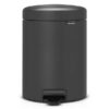 ⁦סט לשירותים אפור כהה מינרלי Brabantia: פח פדל 5 ליטר NewIcon + באטלר - מעמד לנייר טואלט, מברשת אסלה זיפים ומדף MindSet ברבנטיה⁩ – תמונה ⁦6⁩