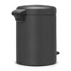⁦סט לשירותים אפור כהה מינרלי Brabantia: פח פדל 5 ליטר NewIcon + באטלר - מעמד לנייר טואלט, מברשת אסלה זיפים ומדף MindSet ברבנטיה⁩ – תמונה ⁦13⁩